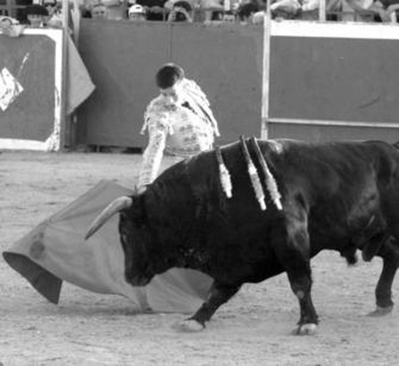 Curro Jiménez, ante uno de sus oponentes ayer en Montilla.
