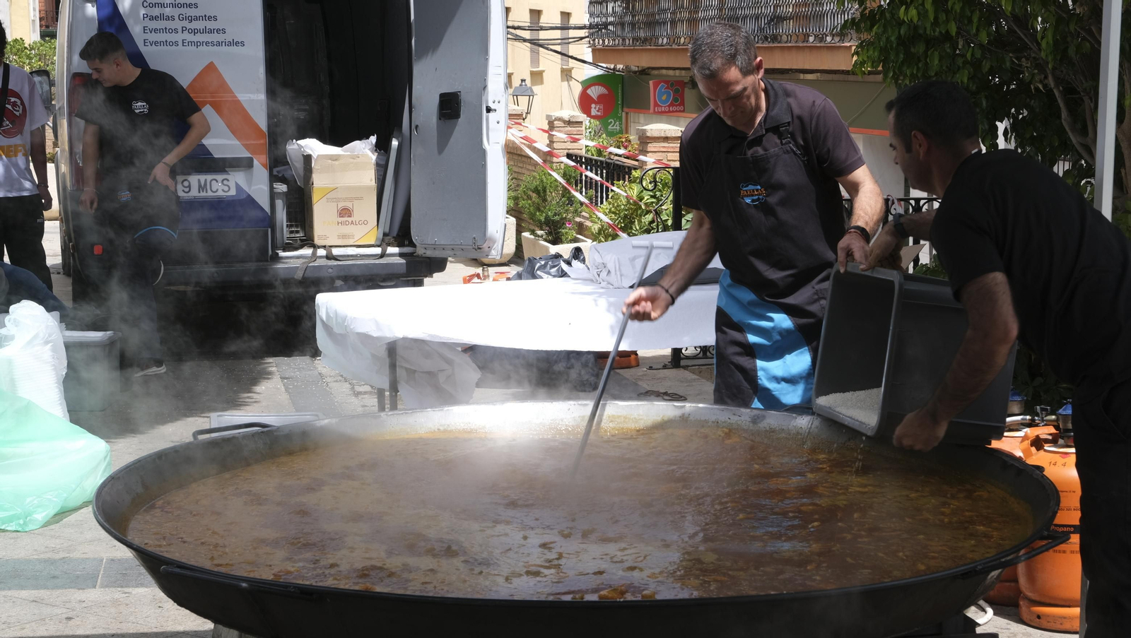 Imágenes de la paella popular en las Fiestas de Canjáyar