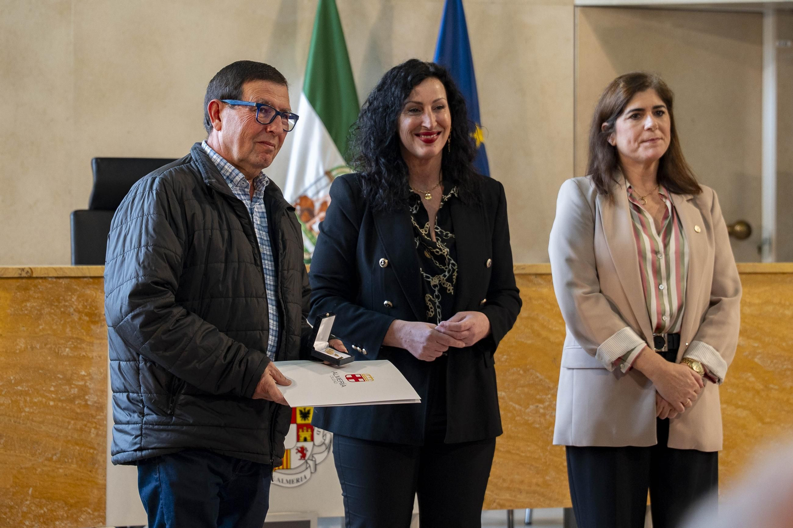 Almería rinde homenaje a su personal municipal con la imposición de los Escudos de Oro