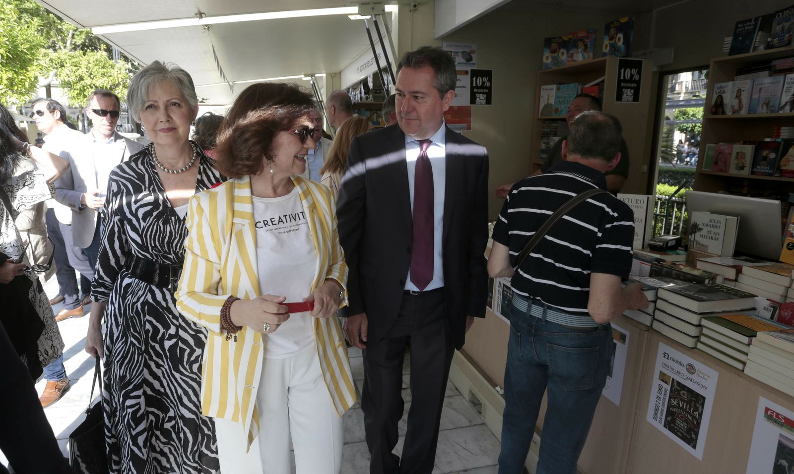 Carmen Calvo y Juan Espadas visitan la Feria del Libro de Sevilla.