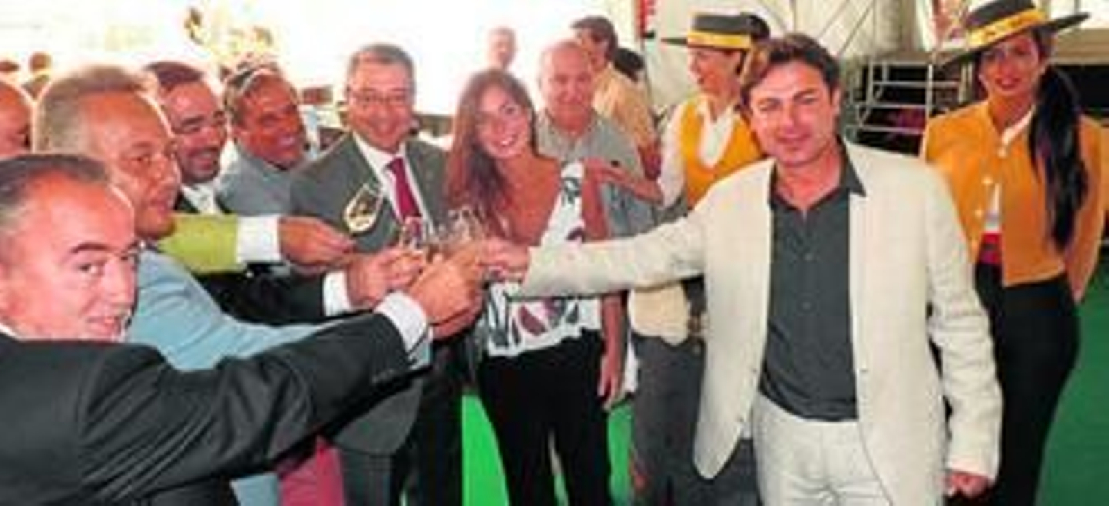En el centro, el alcalde de Rincón de la Victoria, Francisco Salado, brindando en la inauguración de la feria.