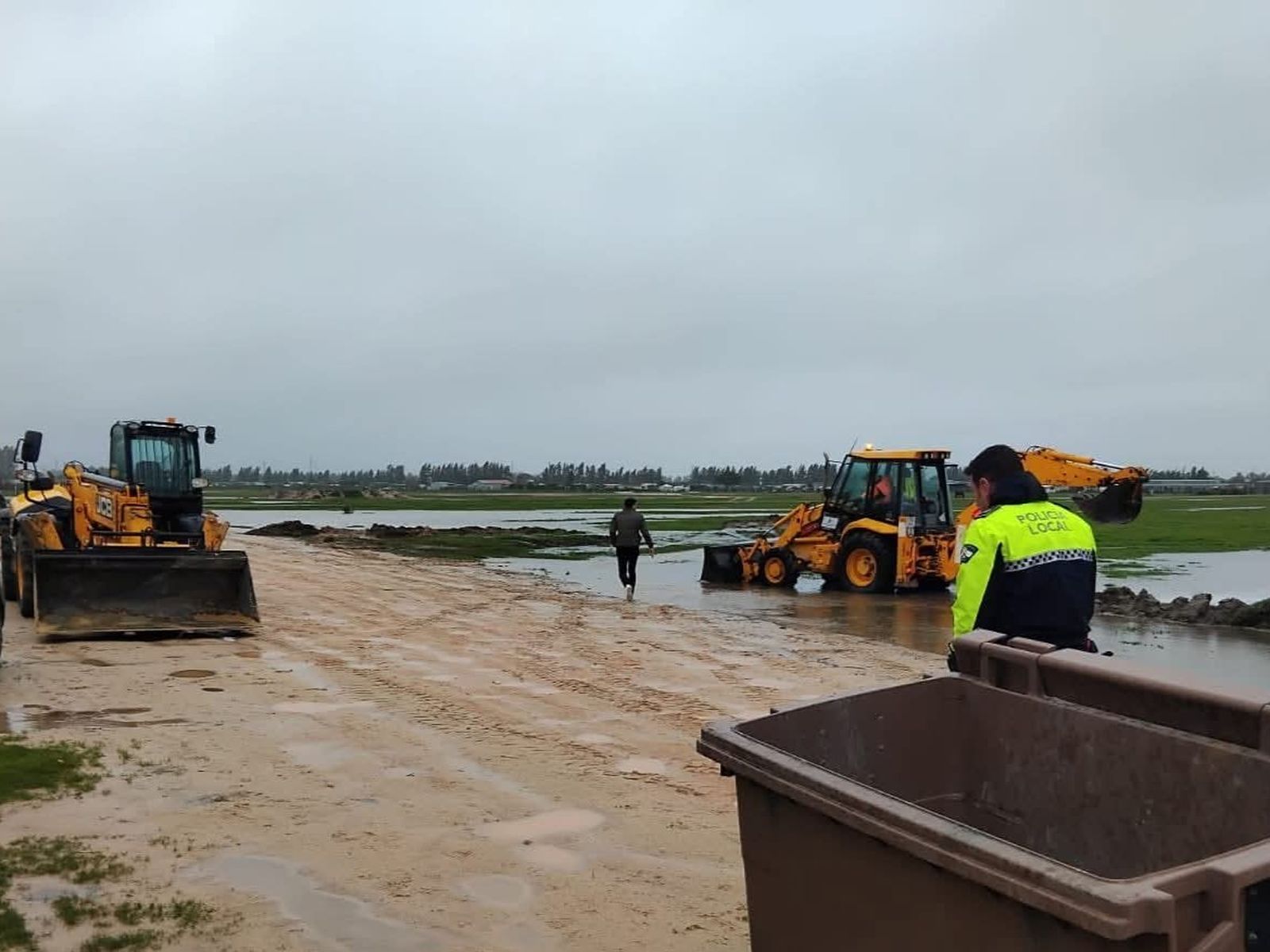 Labores de achique en la aldea de El Rocío.