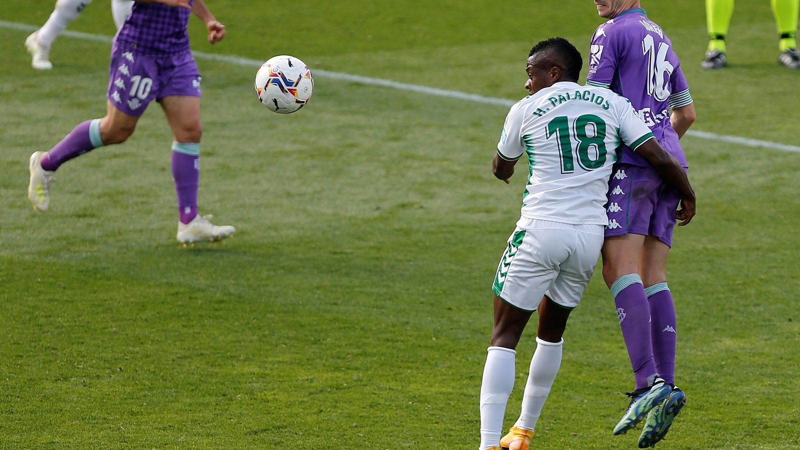 Loren remata desviado un gran centro de Joaquín.