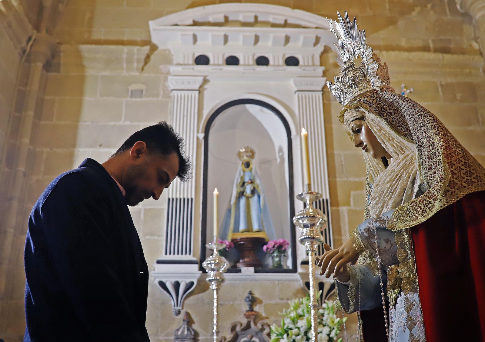 Un devoto se inclina ante la Virgen de la Luz el pasado domingo en su besamanos.