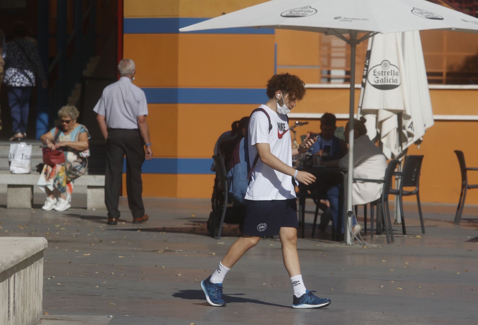 Varias personas en la zona de Poniente de la capital cordobesa.