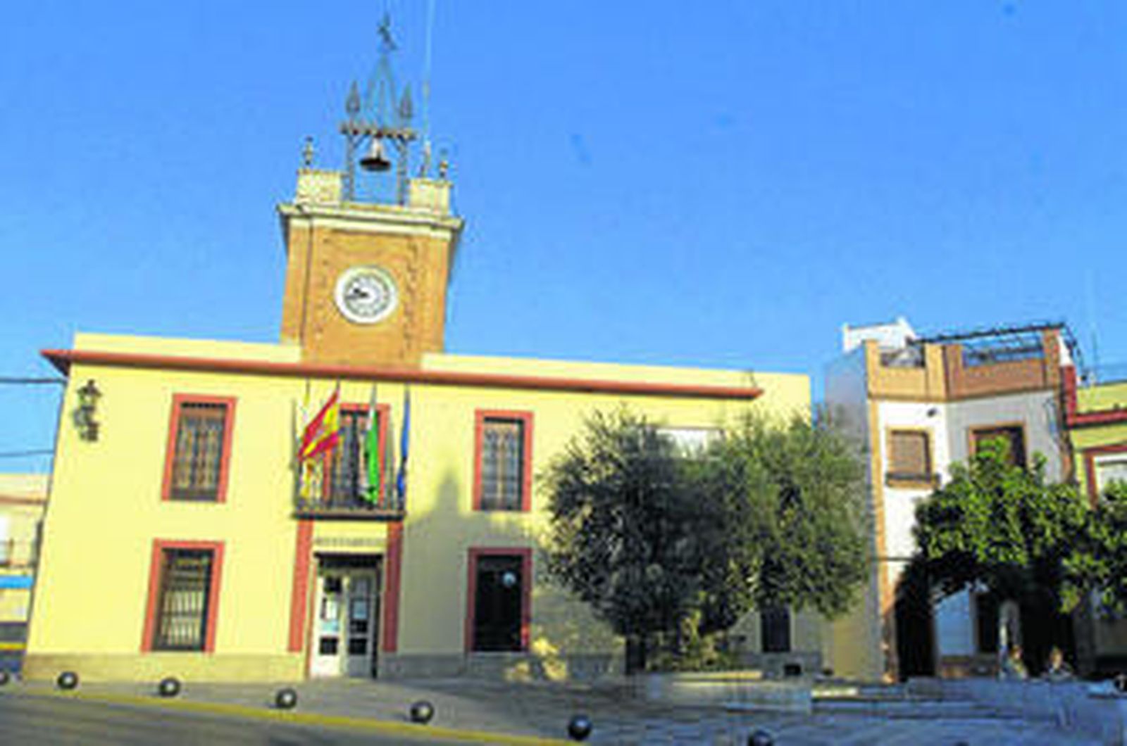 La fachada del Ayuntamiento de Almensilla, cuyo plan de ajuste ha sido uno de los rechazados.