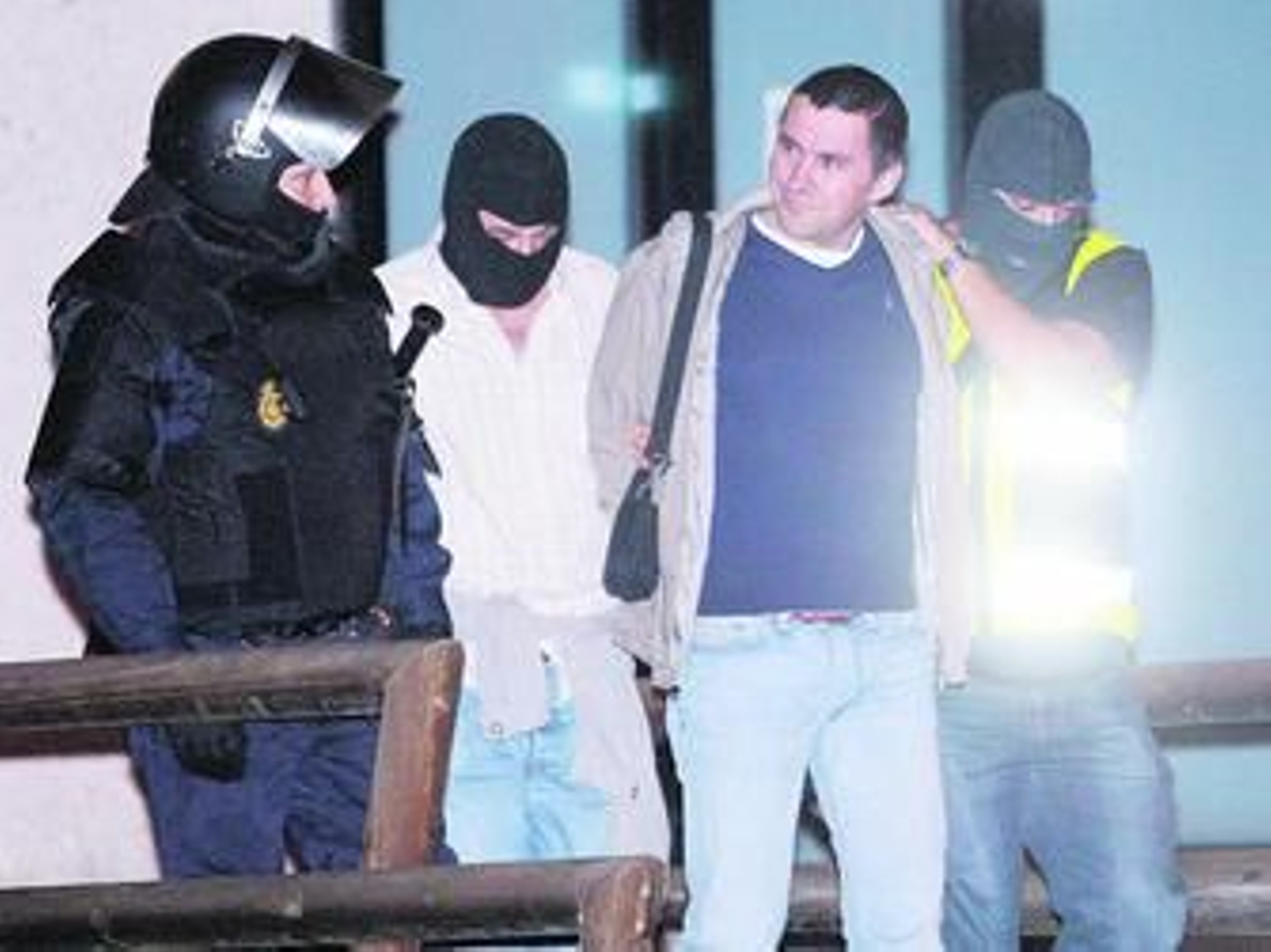 Arnaldo Otegi salía anoche esposado de la sede de LAB en San Sebastián, custodiado por varios policías.