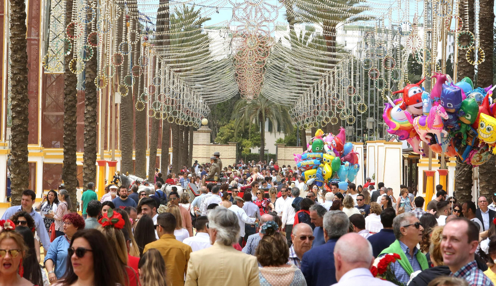Imagen de una de las calles del Real, con un lleno casi absoluto, en el que se fundía el colorido de los globos y el arte a caballo.