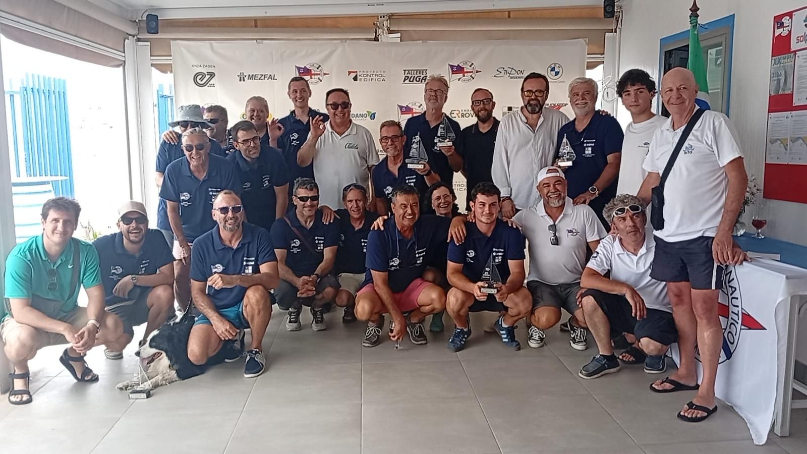 Los componentes del club almeriense posan al término de la Regata de la Virgen del Carmen 2026.