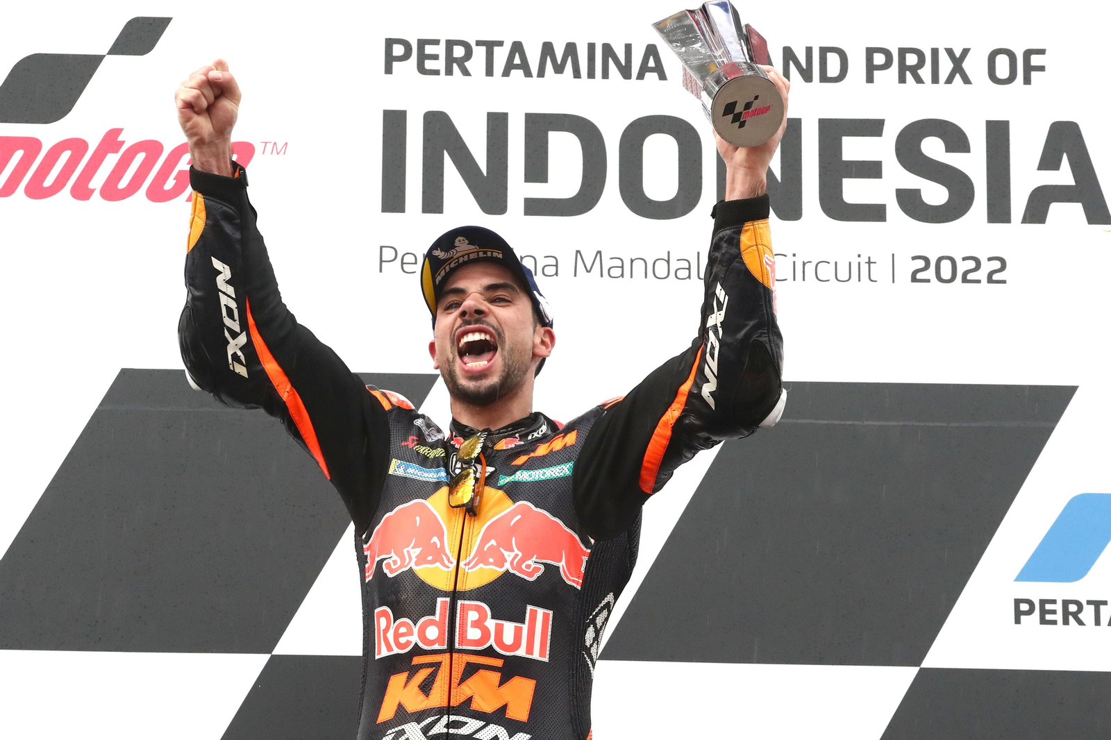 Miguel Oliveira celebra su triunfo en Indonesia.