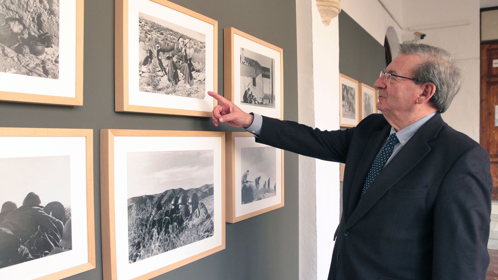 El secretario de Estado recorre la exposición sobre La Desbandá en la Escuela de Arte