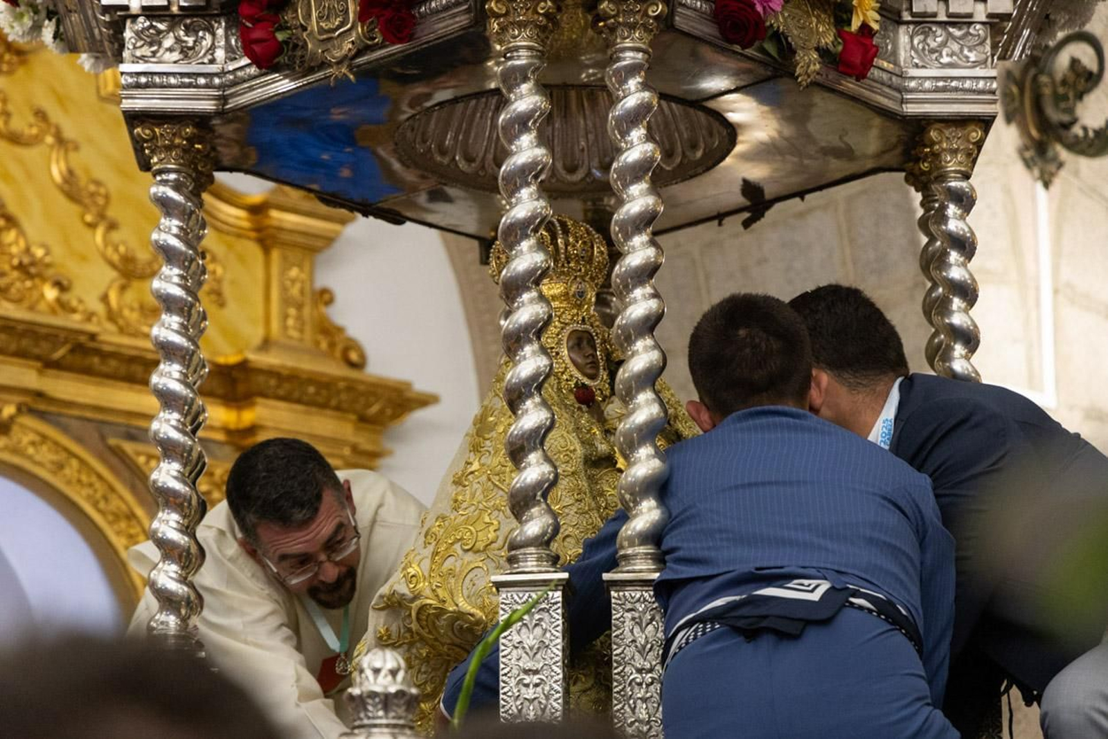 Miles de romeros acuden al encuentro de la Virgen de la Cabeza en su romería