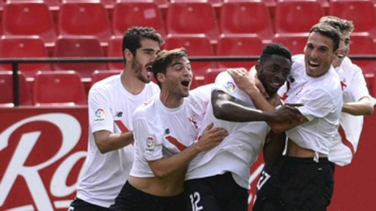 Celebración de los jugadores en el césped.