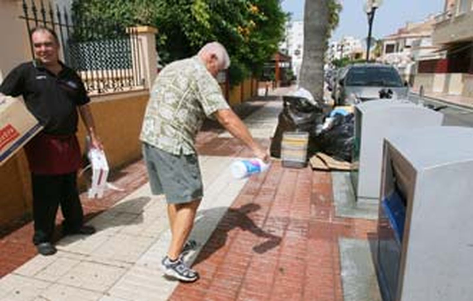 Un vecino echa lejía después de limpiar la basura.  Foto: Borja Benjumeda