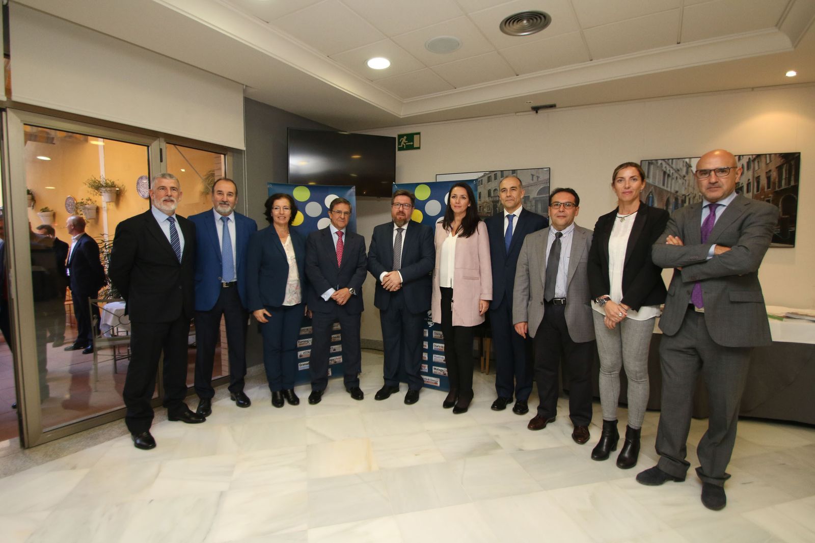 Emilio Osorio, gerente de 'Diario de Almería'; José Manuel Ortiz, delegado territorial de Agricultura de Almería; Gracia Fernández, delegada del Gobierno de la Junta de Andalucía en Almería; Francisco Rapún, director general de Cajasur; Rodrigo Sánchez Haro, consejero de Agricultura, Pesca y Desarrollo Rural; Gema Natoli, directora territorial de Cajasur en Andalucía Oriental; Francisco de la Torre, jefe del Servicio Agrario de Cajasur; Juan Ruz, director de 'El Día de Córdoba'; Lola Blanco, gerente de 'El Día de Córdoba'; y Antonio Lao, director de 'Diario de Almería', minutos antes del Desayuno Informativo del Grupo Joly 'La nueva campaña agrícola: retos y perspectivas', celebrado en Avenida Hotel, en la capital almeriense, este pasado lunes.