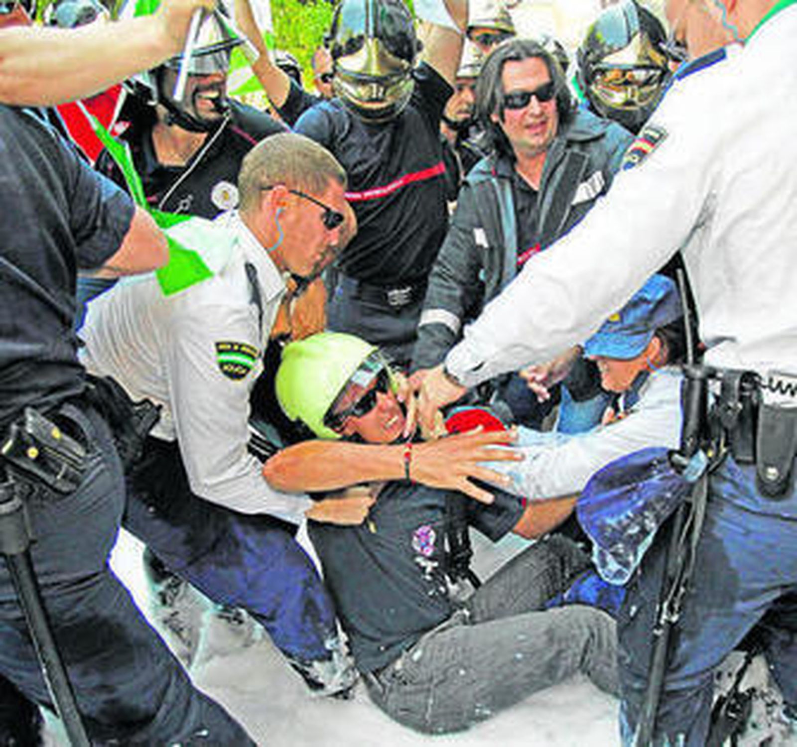 Un momento del altercado entre policías y bomberos.