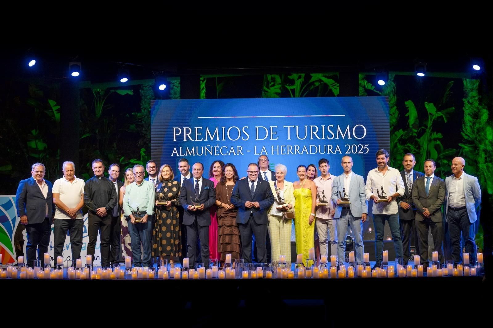 Foto de familia con los galardonados de la noche en los Premios de Turismo de Almuñécar