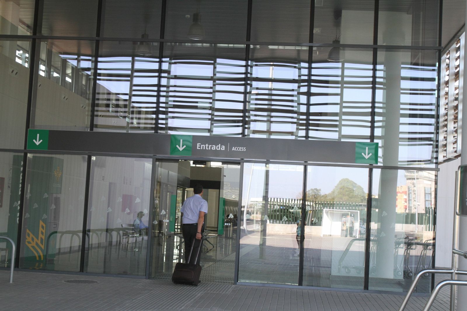 Un ciudadano accede a la nueva estación para coger el tren.