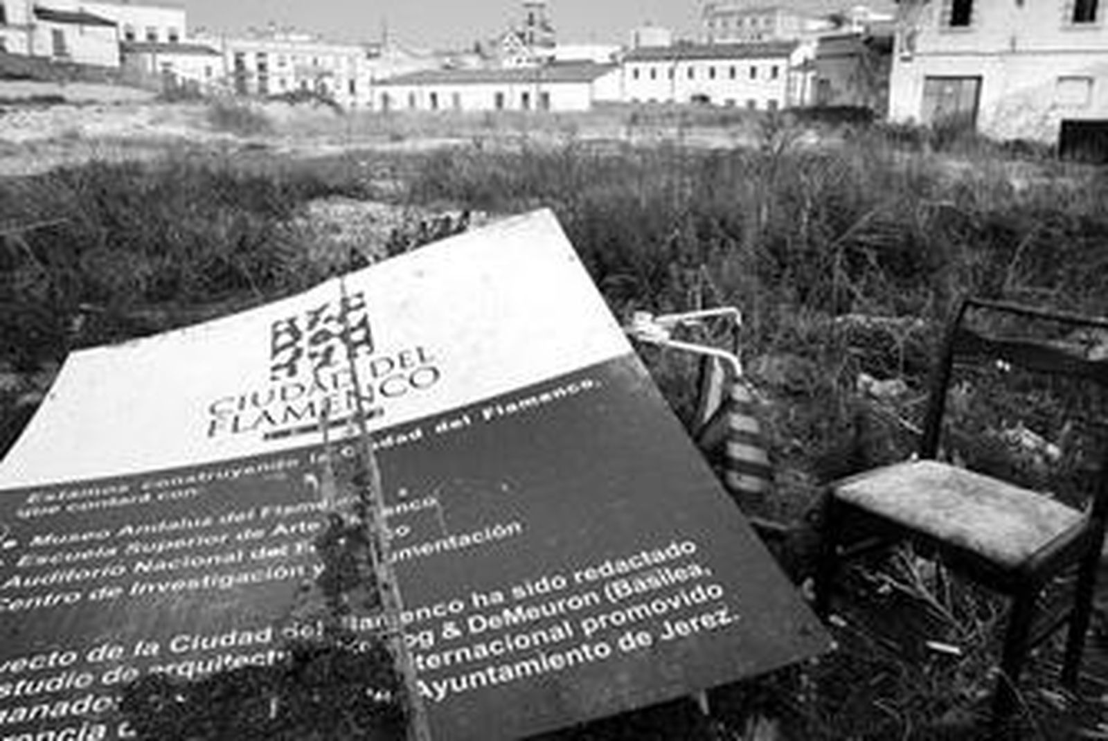 Vista reciente del solar de plaza Belén, con carteles explicativos del proyecto junto a basura y malas hierbas.