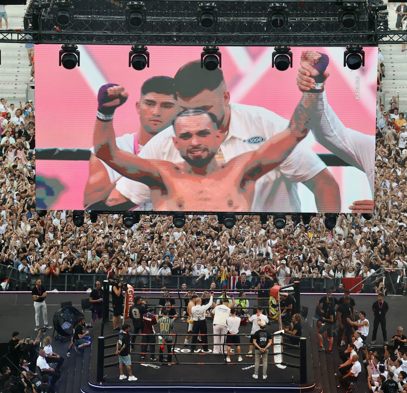 Las imágenes del lleno en el estado de la Cartuja por la Velada del Año 5