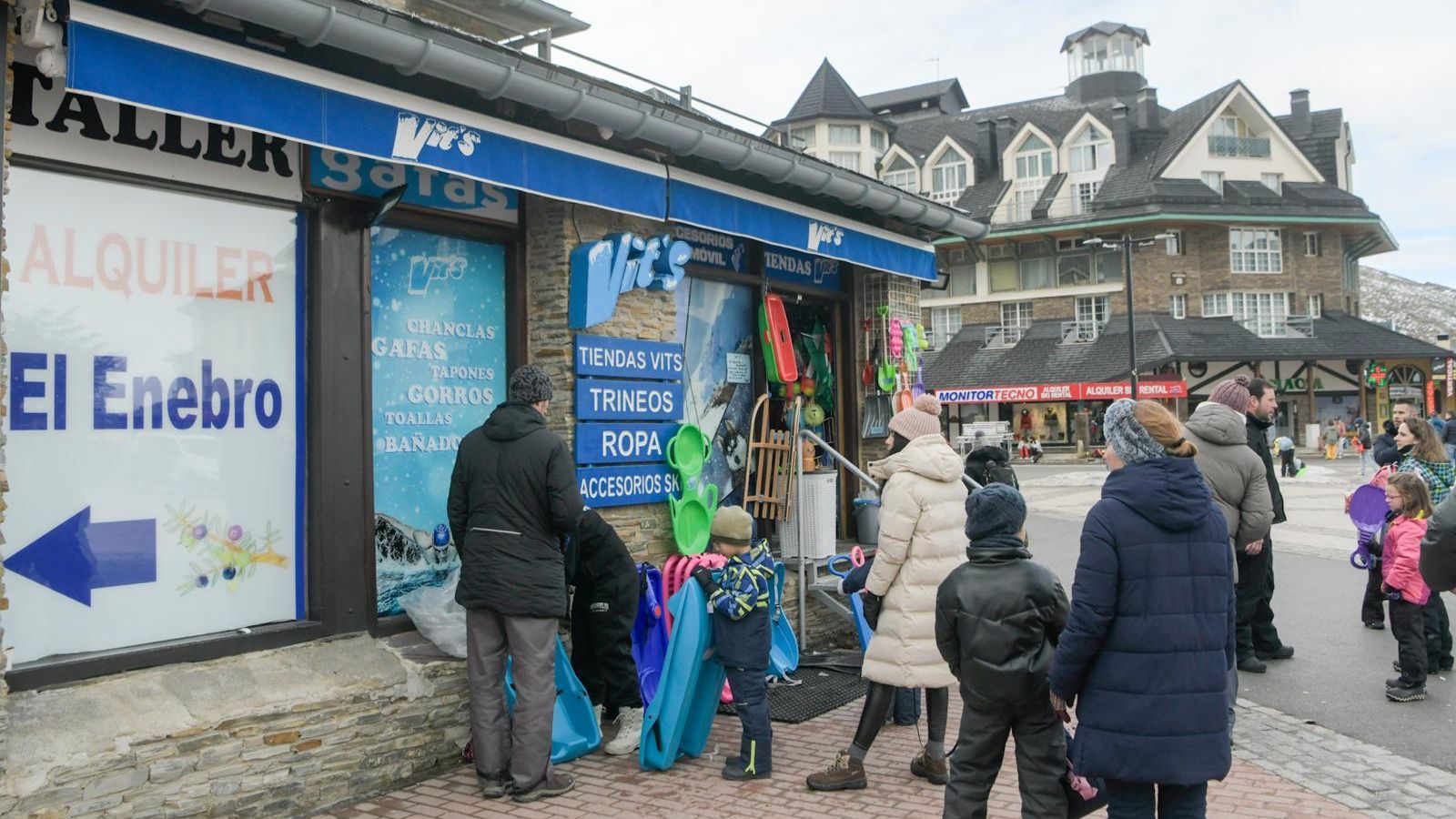 Un comercio en Pradollano ofreciendo alquiler de trineos