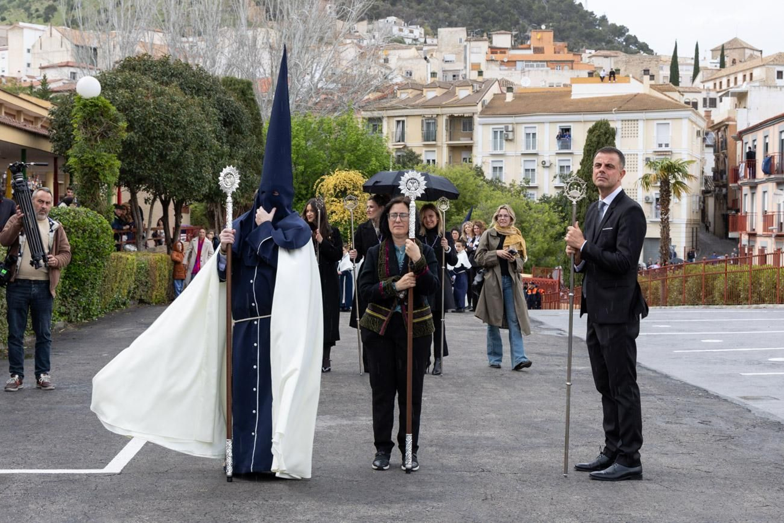 La temida lluvia impide el desarrollo normal de este Martes Santo