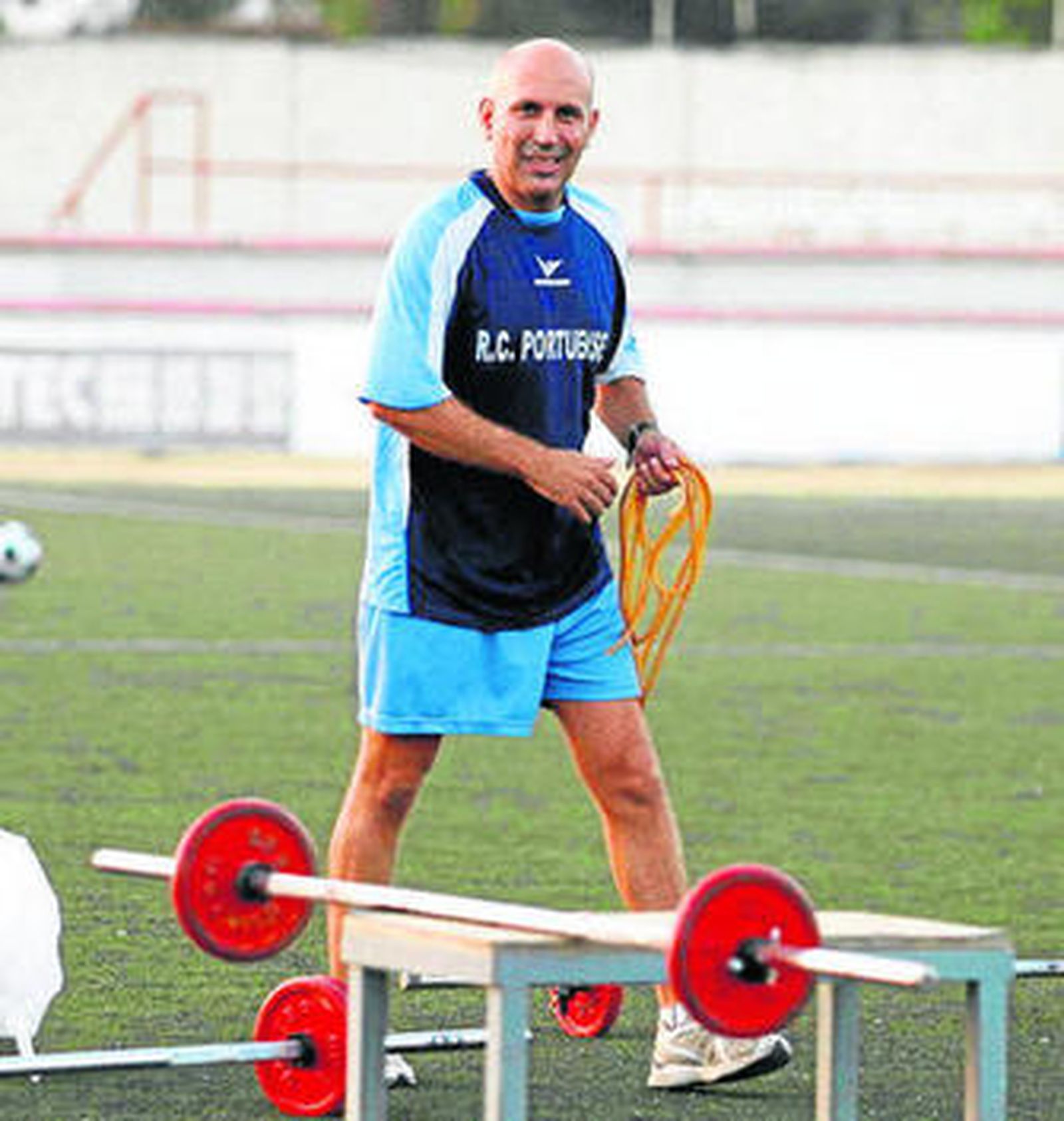 Alberto Romero prepara sus utensilios para un entrenamiento.