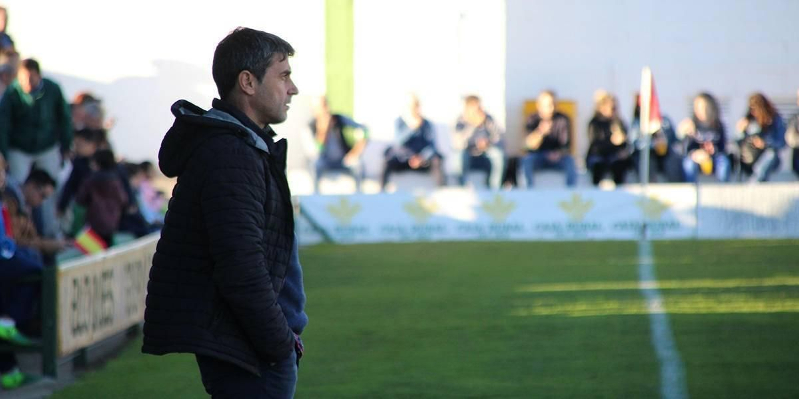 Pepe Masegosa sigue atento el juego desde la banda.