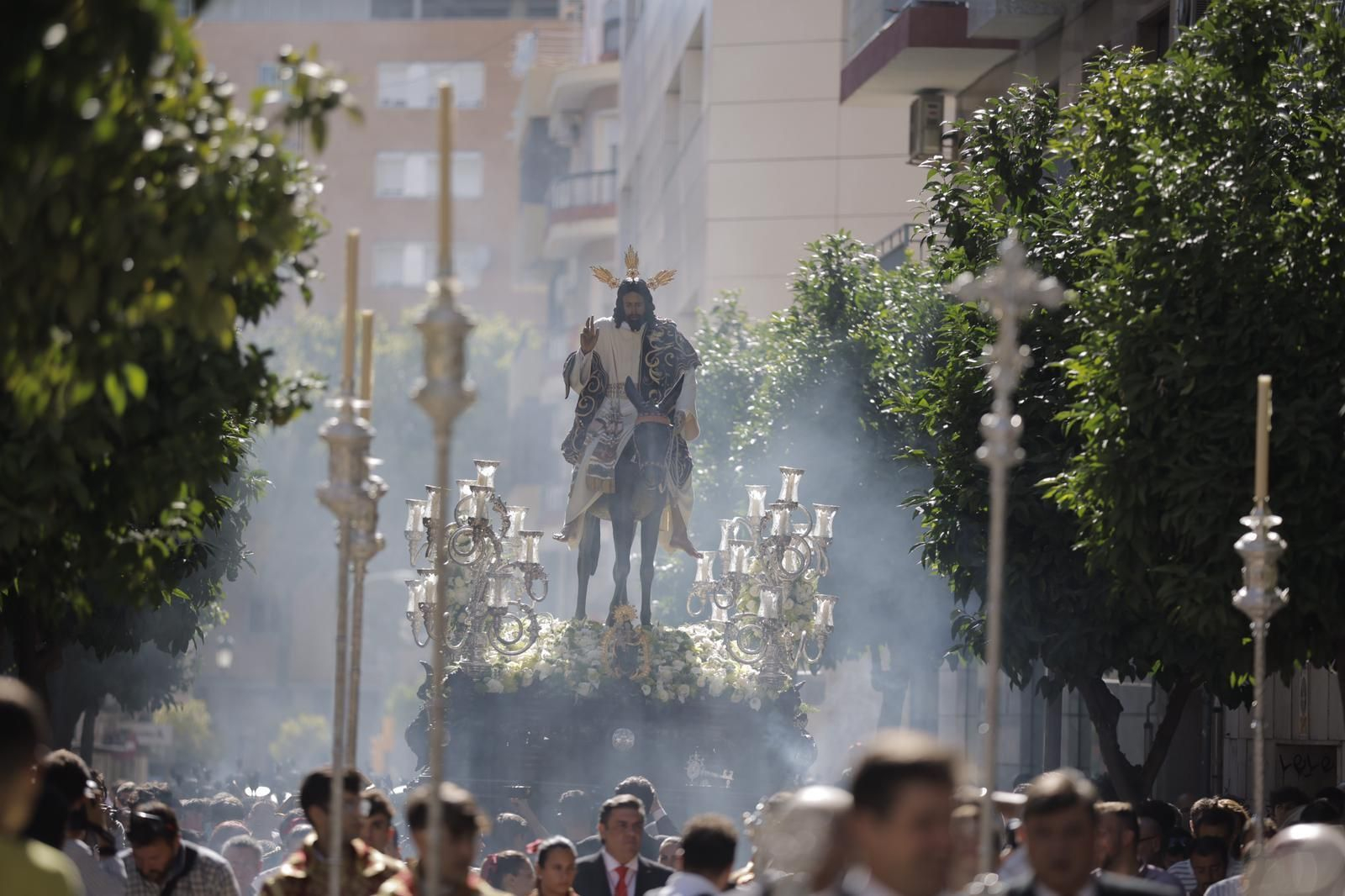 Imágenes de La Borriquita por el centro de Huelva en su salida extraordinaria