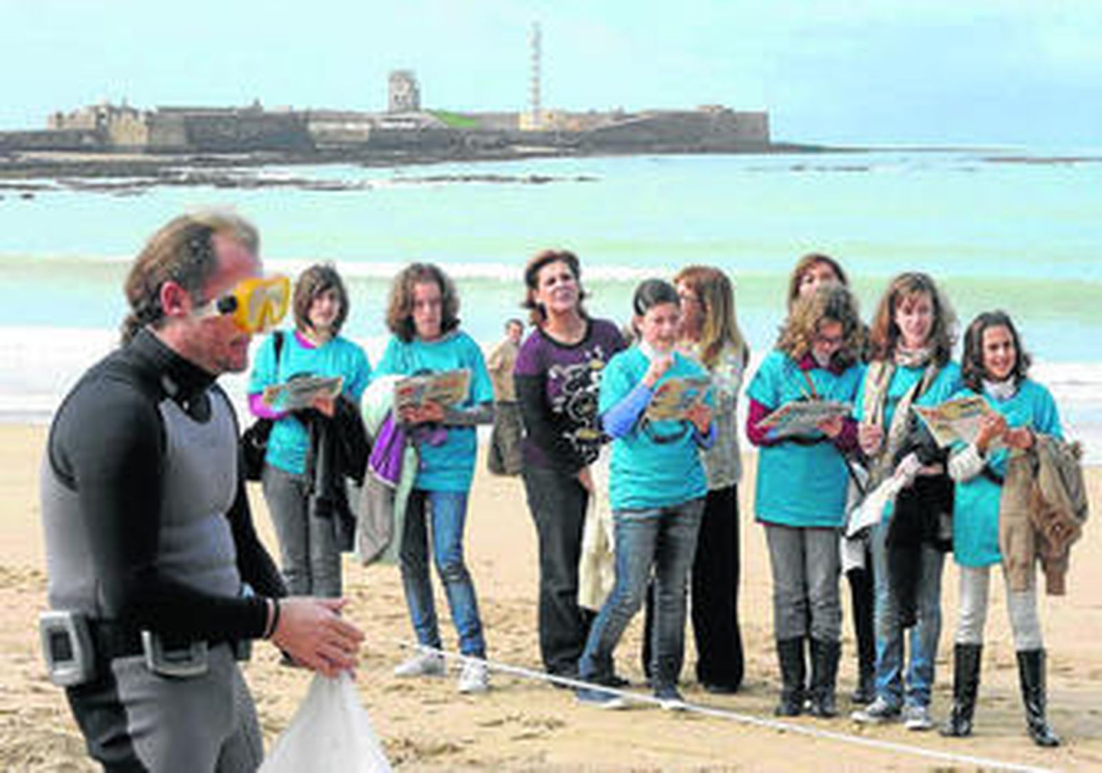 Un grupo de alumnos asisten a los talleres didácticos puestos en marcha por el CAS.