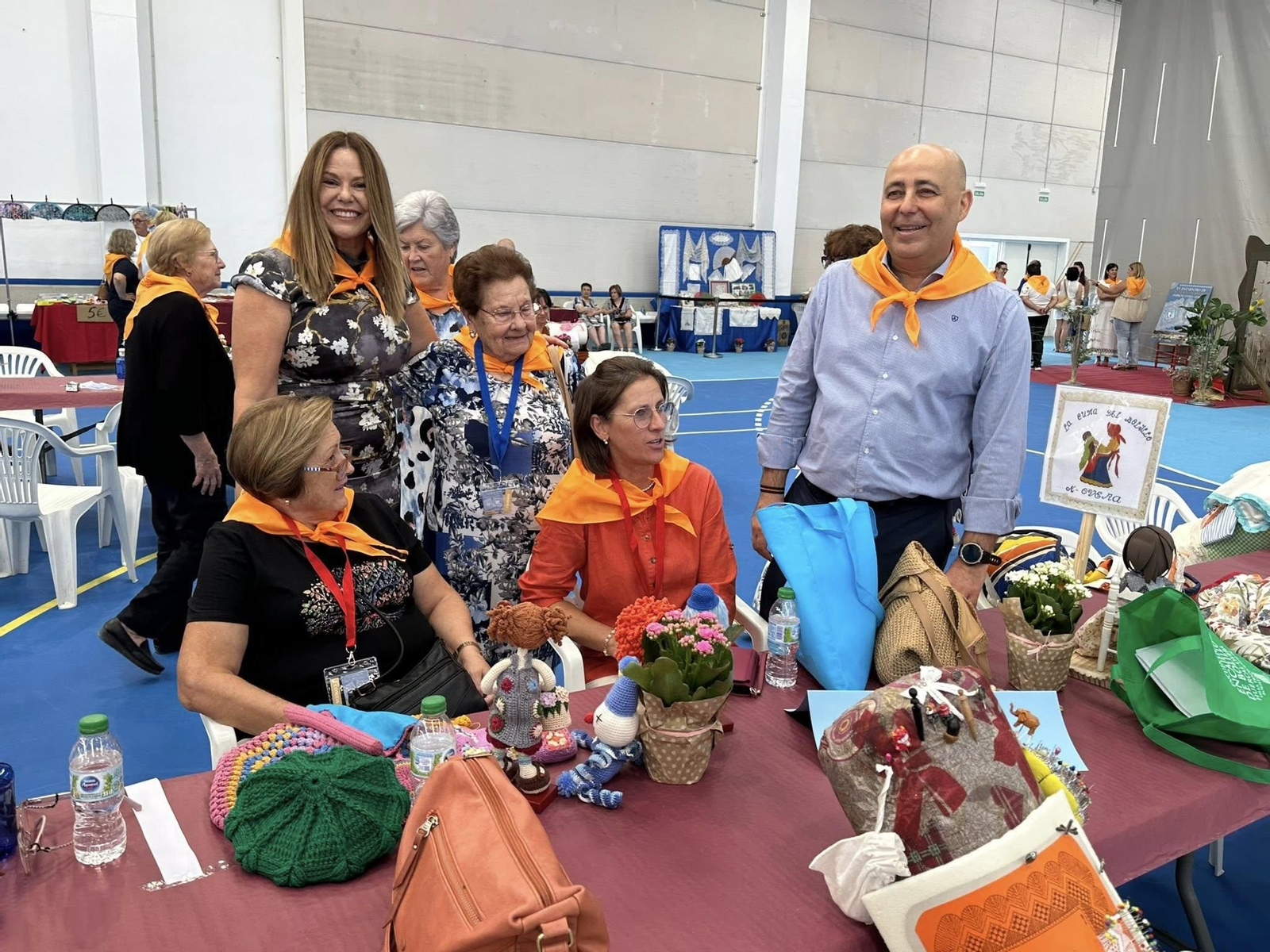 El alcalde Domingo Fernández, junto a las encajeras de bolillo