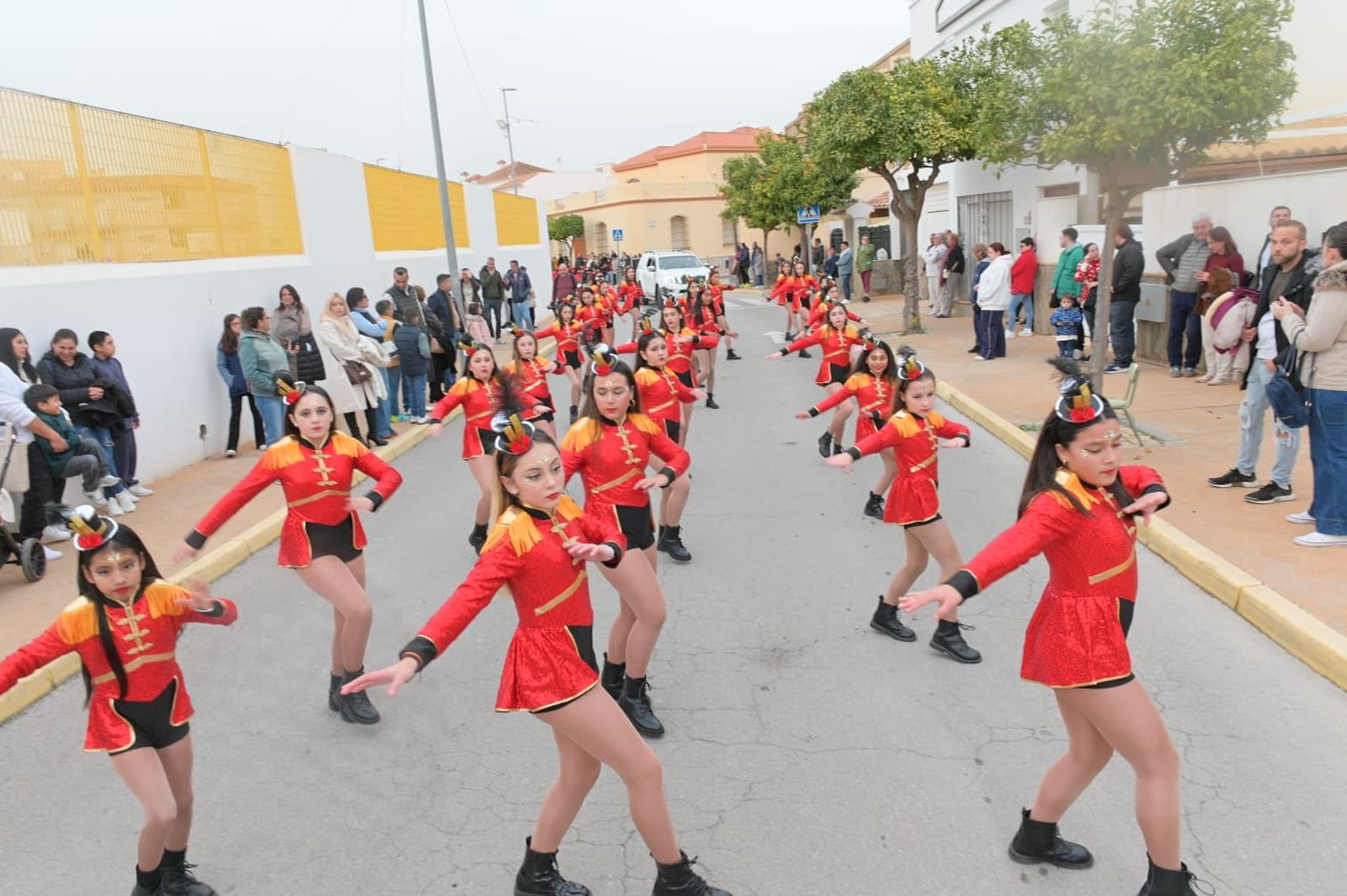 La Cabalgata de los Reyes Magos de Vera desborda ilusión con una participación multitudinaria