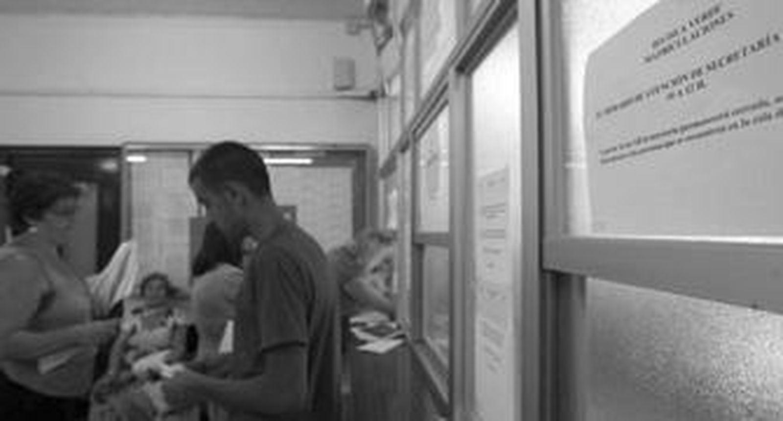 Varias personas esperan su turno ante la ventanilla de la secretaría del instituto Isla Verde de Algeciras, que oferta Formación Profesional.