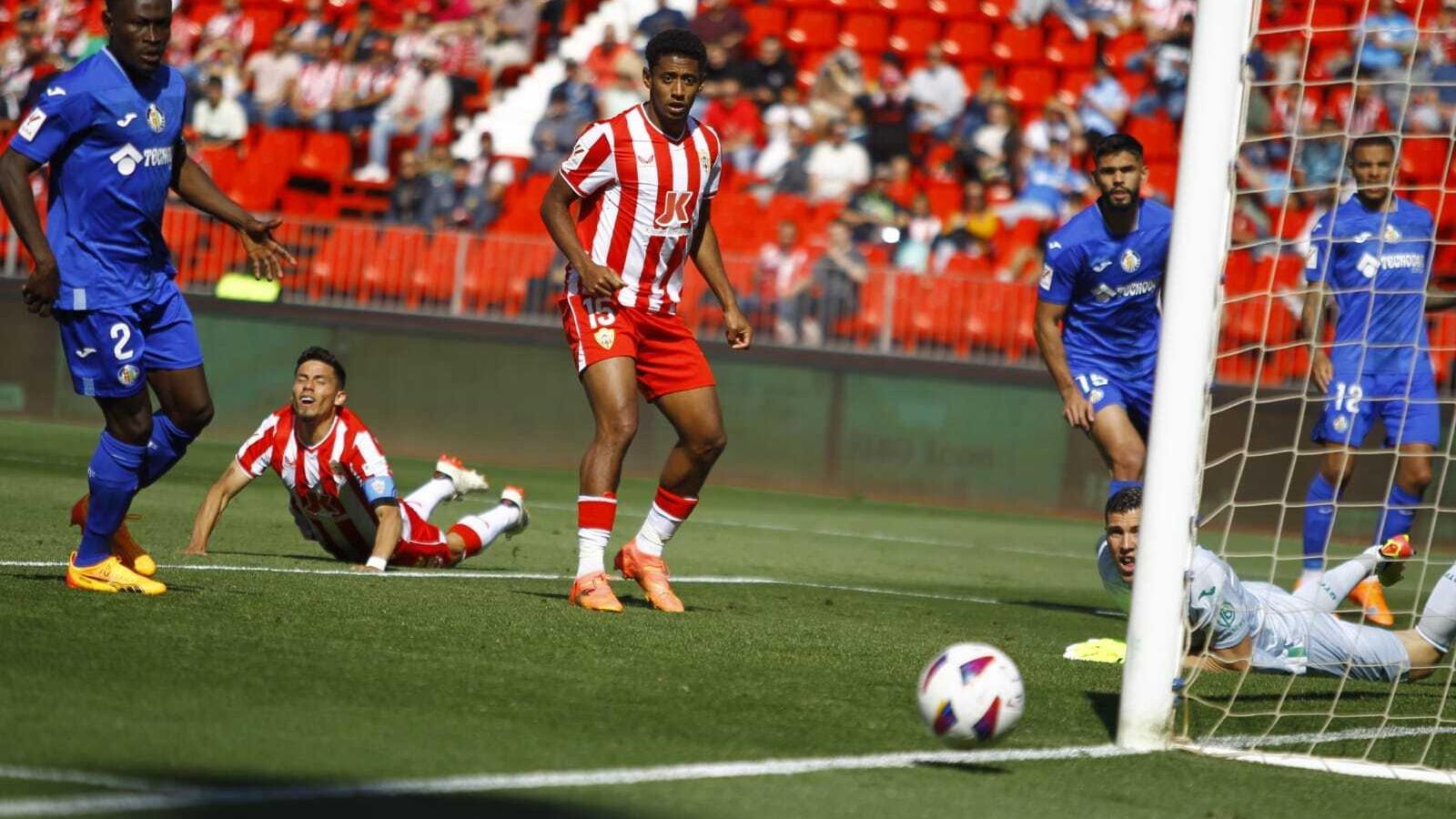 Robertone rozó el 2-1 en el arranque de la segunda mitad