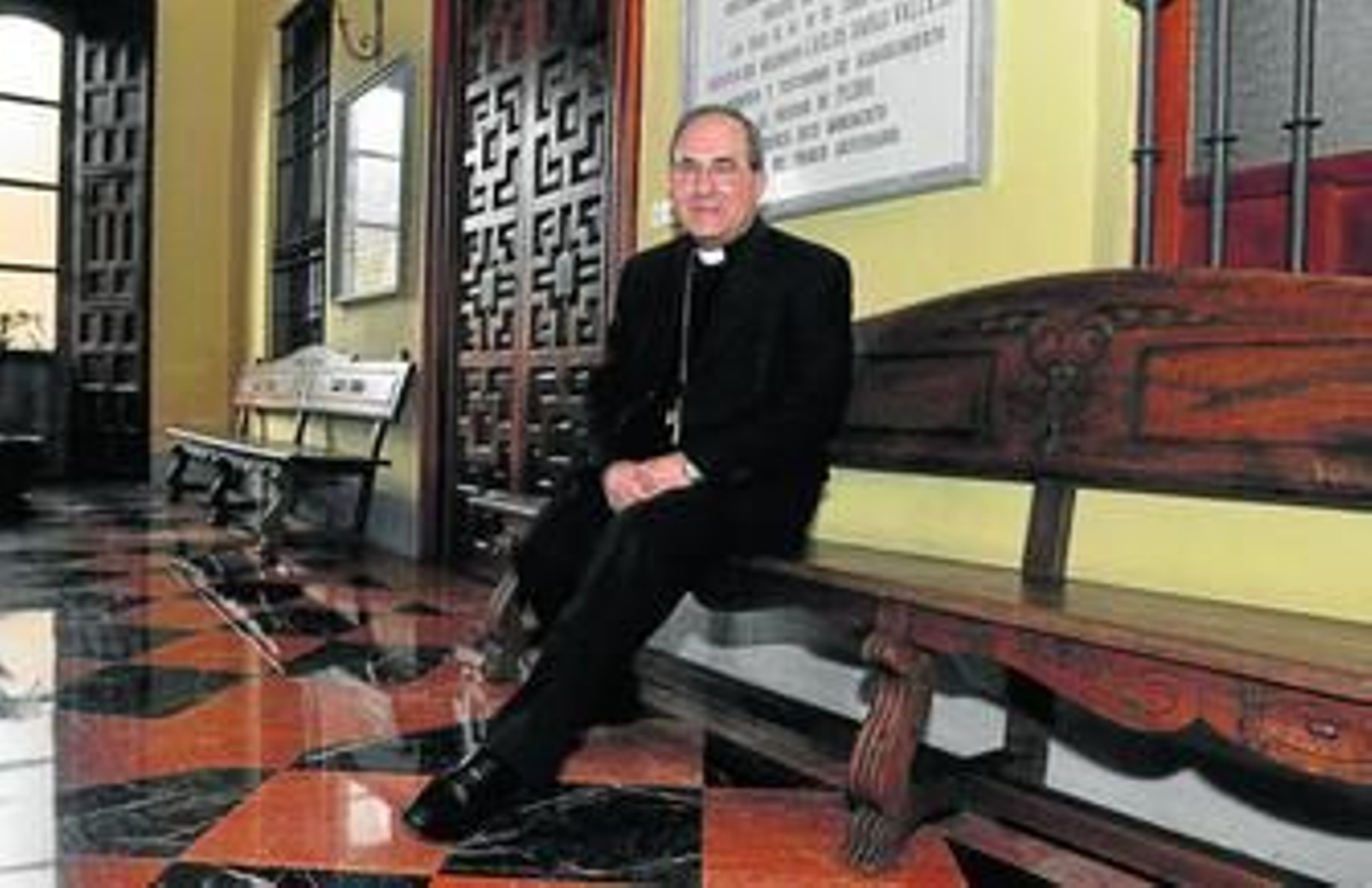 El arzobispo de Sevilla, Juan José Asenjo, sentado en un banco en la antesala de su despacho del Palacio Arzobispal.