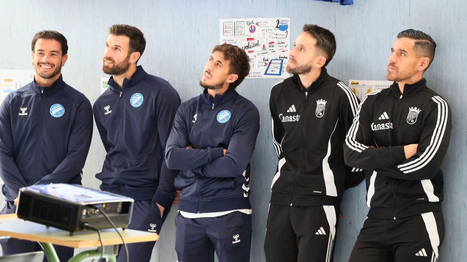 Jacobo, Oca, Marcelo, Iago y Josete siguen atentos las explicaciones de uno de los profesores.