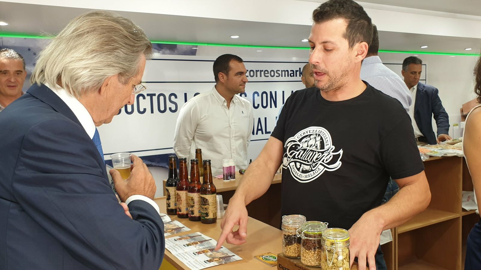 Imagen de uno de los socios de Gaitanejo en el stand de Correos Market