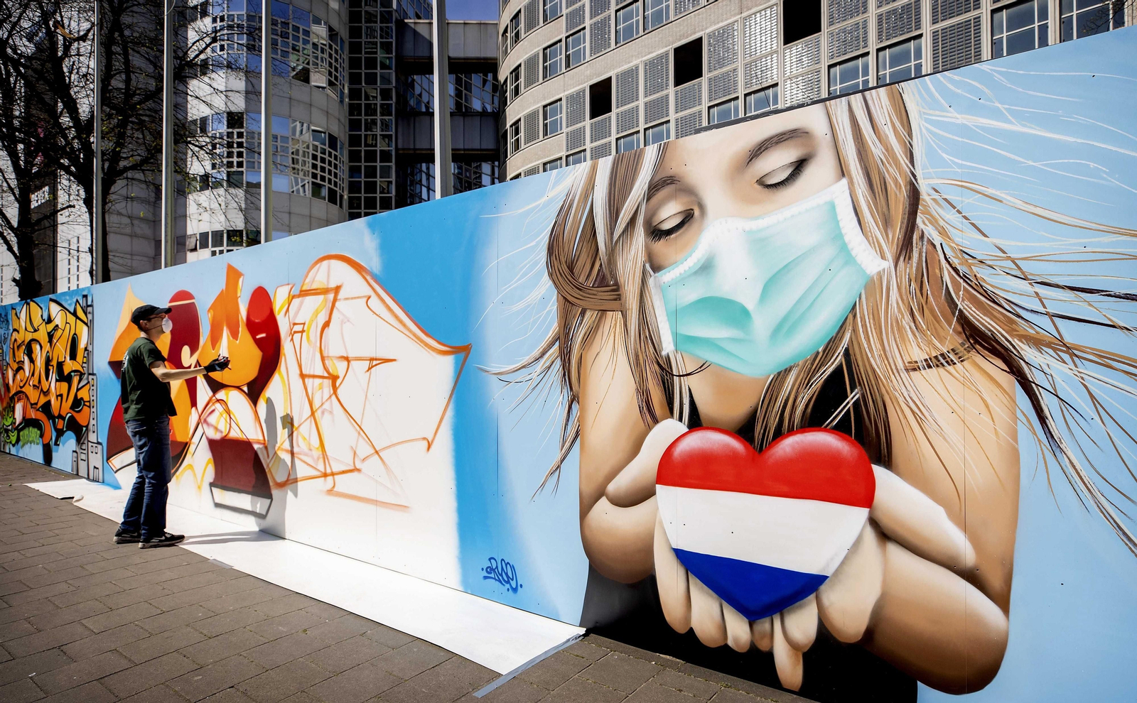 Detalle de un mural callejero del artista Casper Cruse en un muro de La Haya (Holanda).