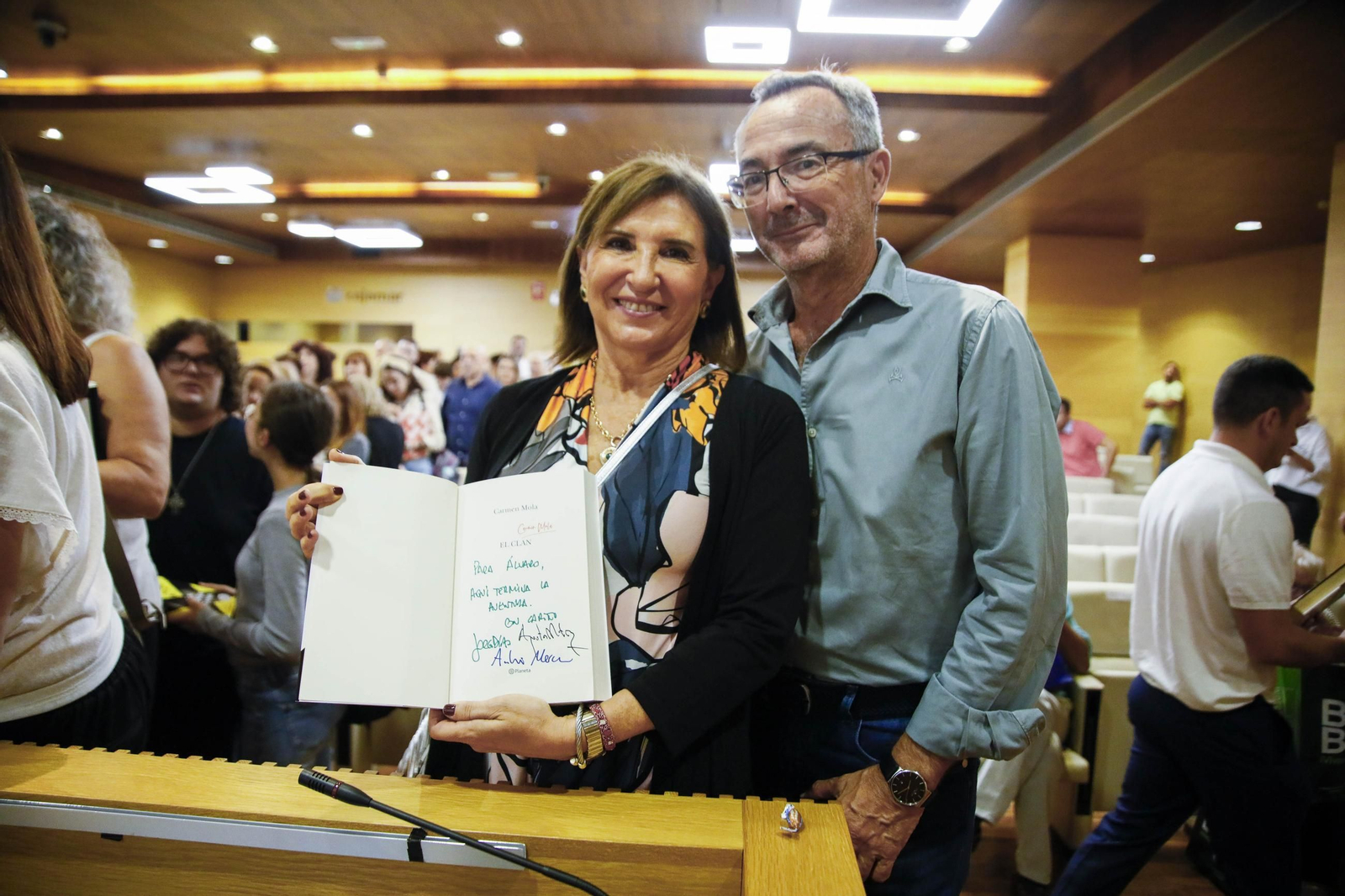Carmen Mola presenta su libro "El clan" en la Casa de las mariposas de Almería, en imágenes