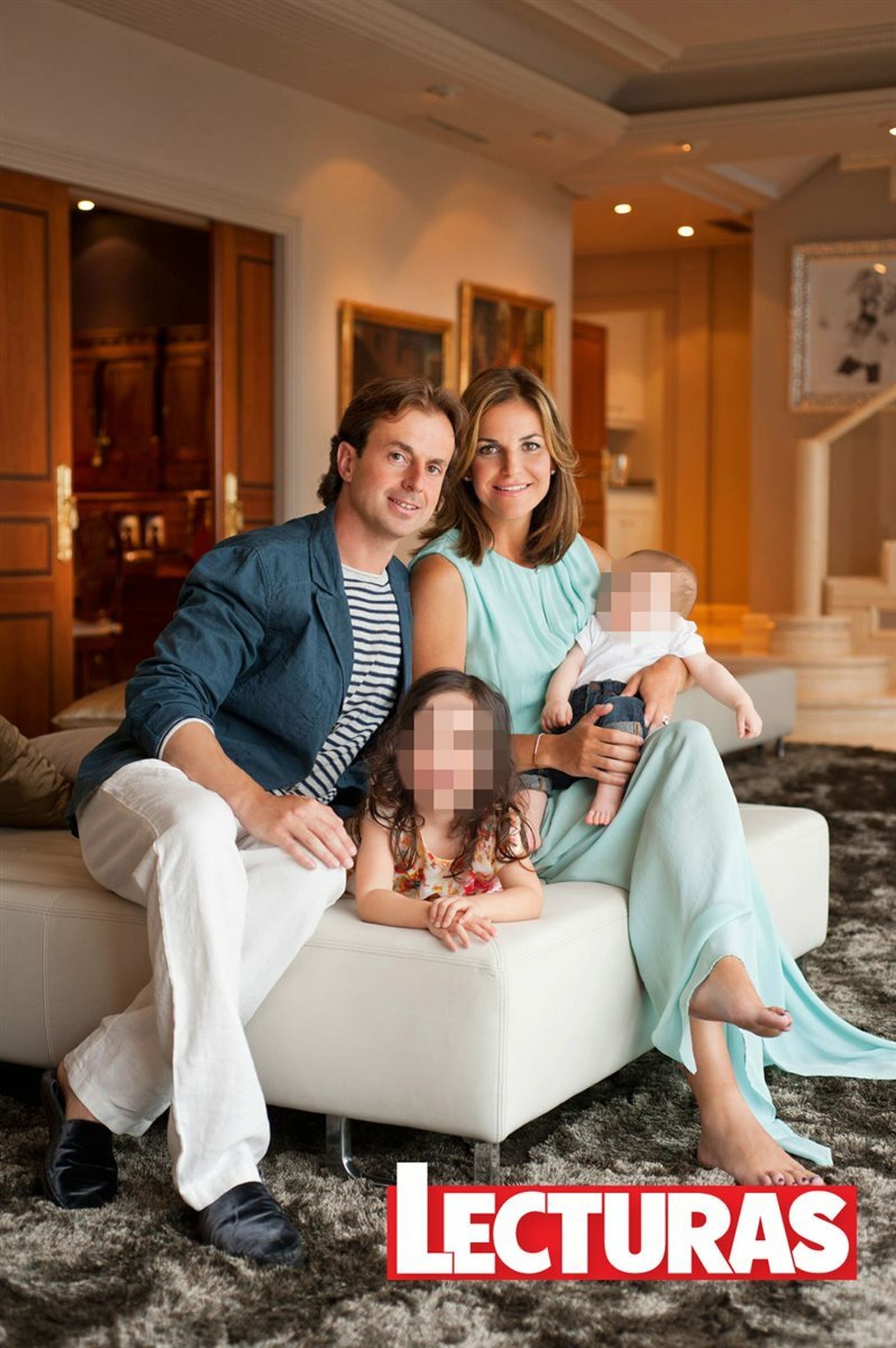 Arantxa y Santacana, en una exclusiva, tras el nacimiento hace años de su segundo hijo.