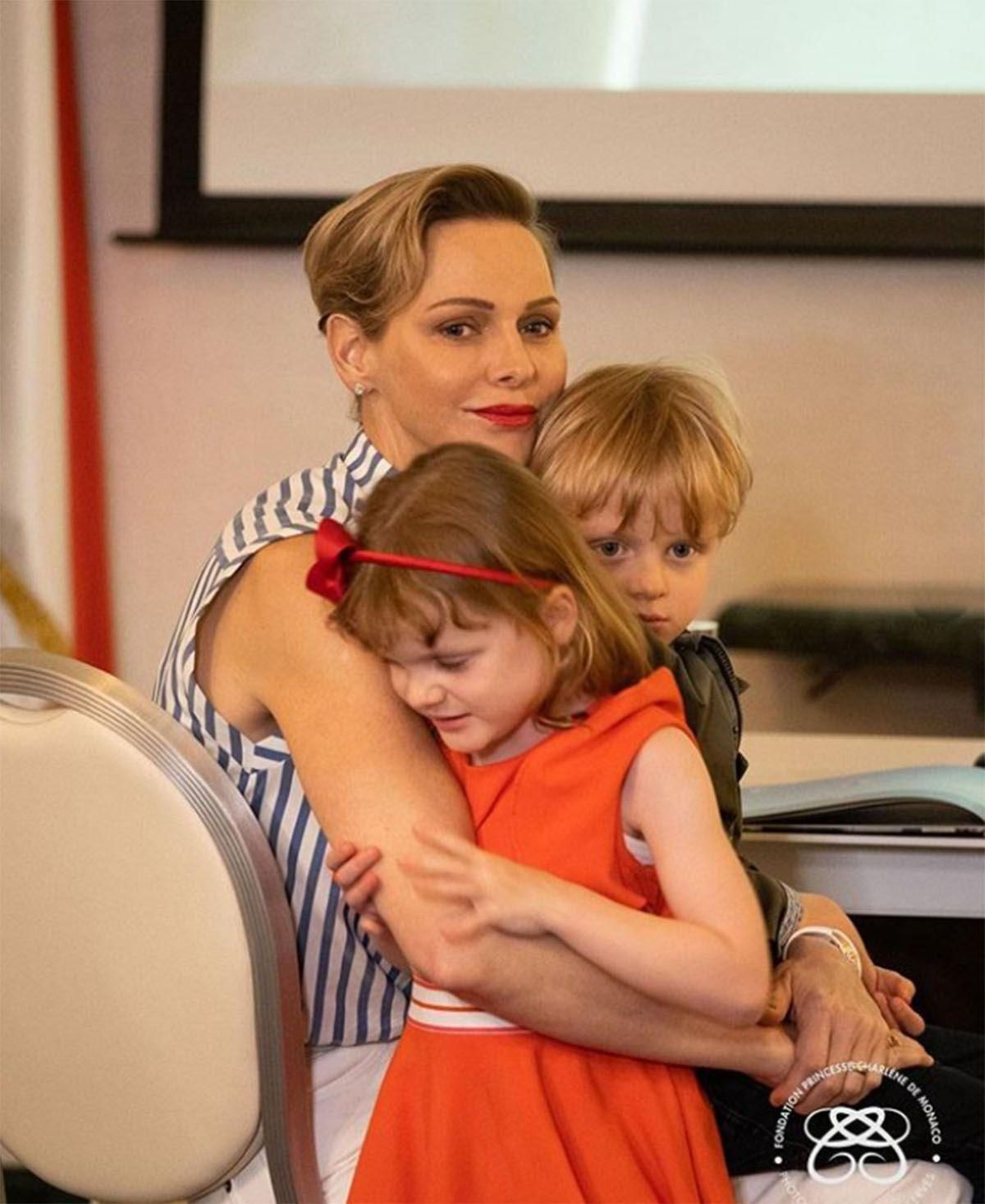 Charlene abrazando a sus mellizos, Jacques y Gabriella.