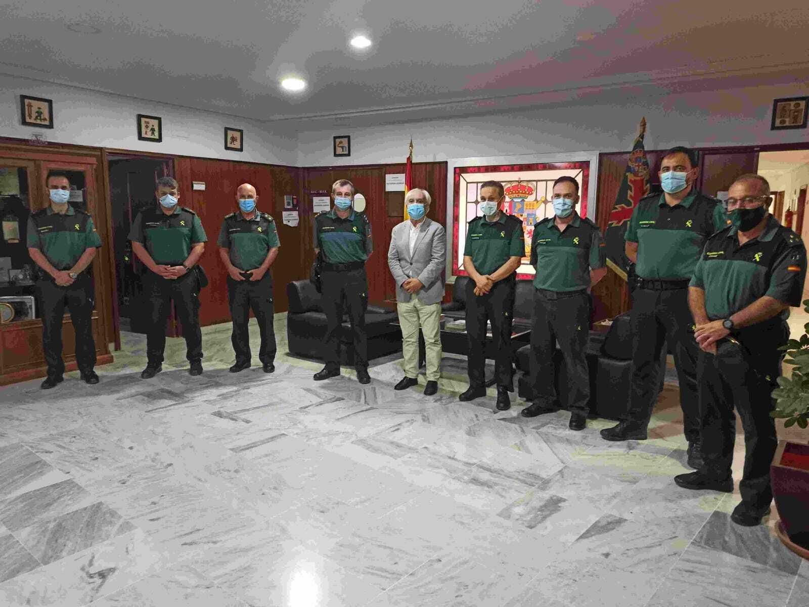 El subdelegado junto responsable del cuerpo de la Guardia Civil.