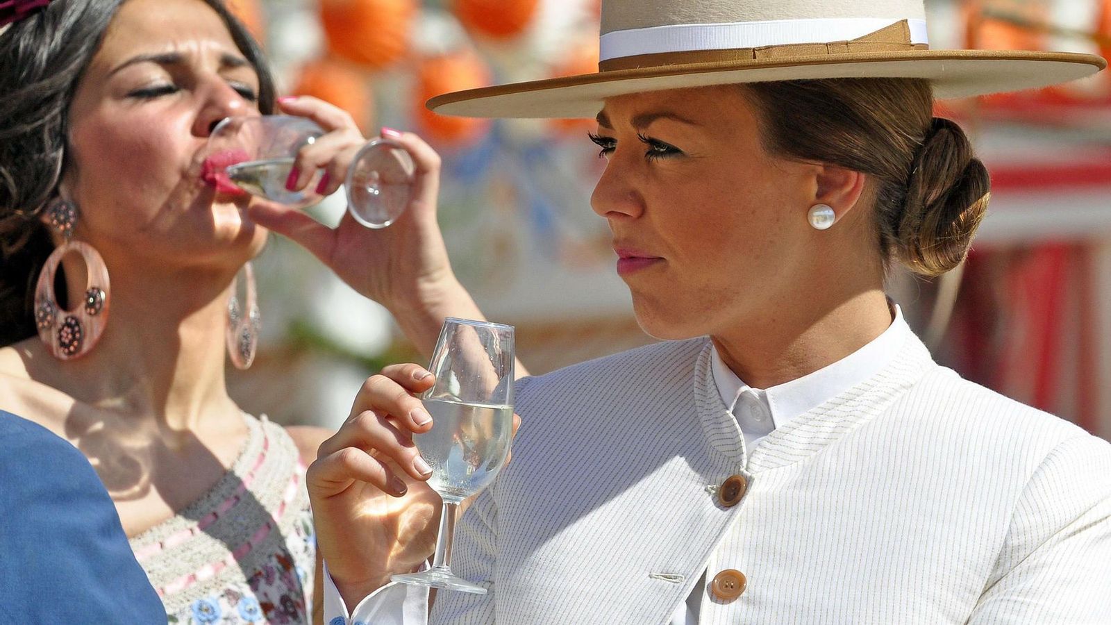 Dos jóvenes toman manzanilla en un catavinos.