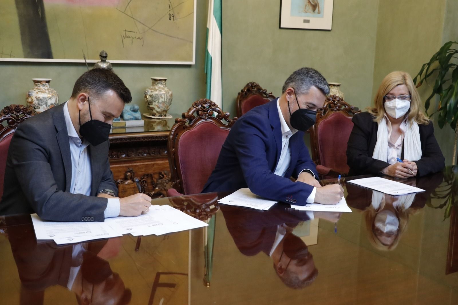 El alcalde de Rota, Javier Ruiz, firmando el contrato en el Palacio Municipal Castillo de Luna.