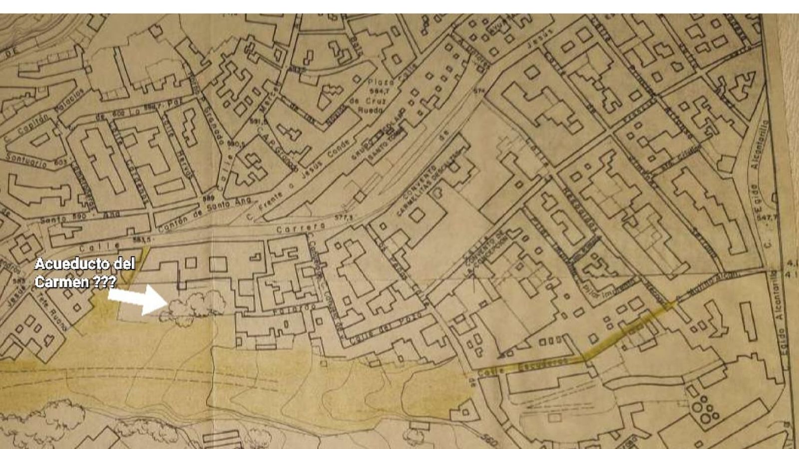 Arriba: Plano del Plan Especial de Reforma Interior de la Senda de los Huertos y la calle de los Escuderos. En él se distingue el trazado del Barranco y la Senda de los Huertos, pero el Acueducto del Carmen no figura en la catalogación. Abajo: Lugar donde se levantaba el acueducto. A su alrededor todavía pueden apreciarse los restos de antiguas edificaciones.