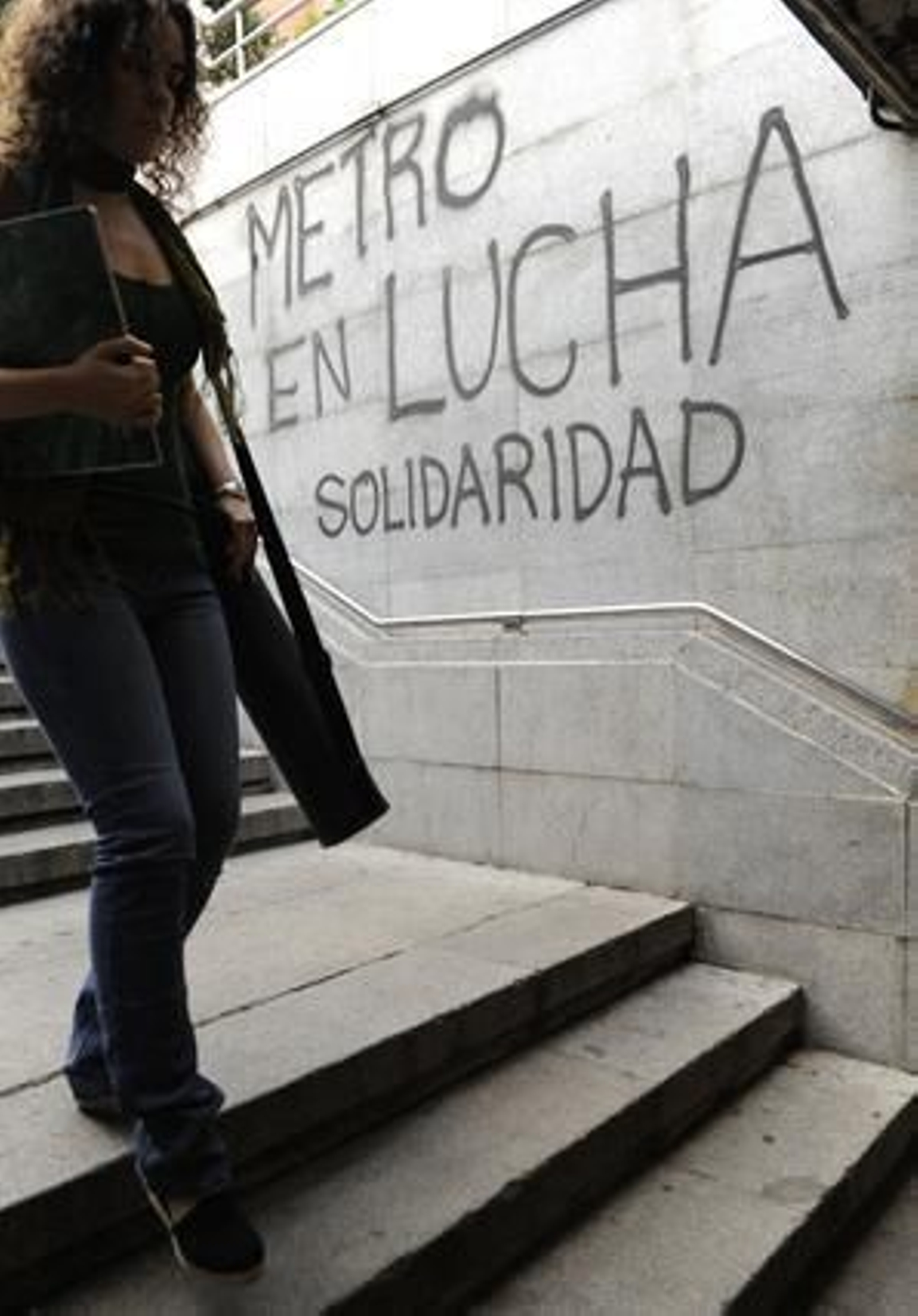 El paro de los empleados del Metro, que no cuenta con servicios mínimos, provoca desde el lunes el caos circulatorio en la capital. 

Foto: Agencias