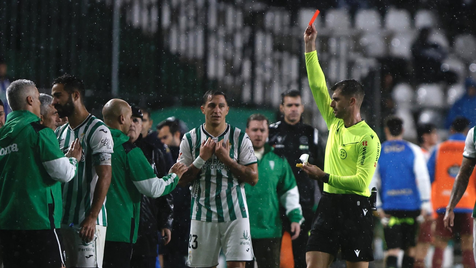 Álvaro Moreno Aragón muestra la tarjeta roja a Rubén Alves en el partido ante el Deportivo de La Coruña.