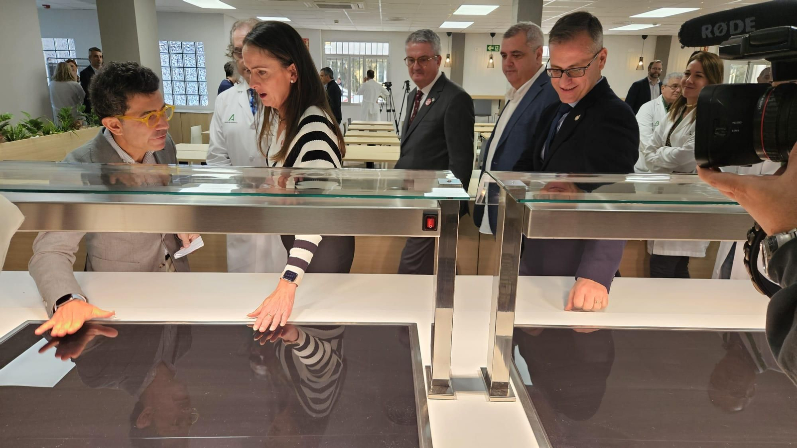 Imágenes de la flamante cafetería del Hospital Torrecárdenas