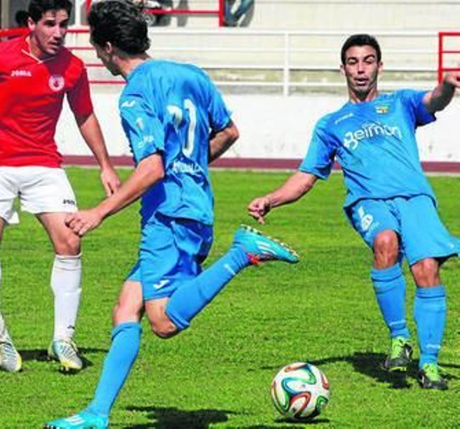 Juan Rosillo, autor del gol, hace un escorzo pero no llega al balón.