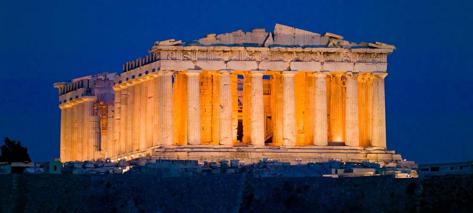Imagen nocturna del Partenón y la acrópolis ateniense